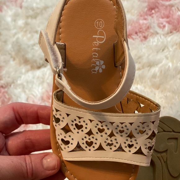 Little girls white sandals. - Picture 3 of 6